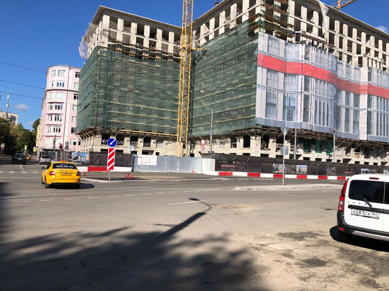 Хомутовые леса на фасаде многоэтажного здания