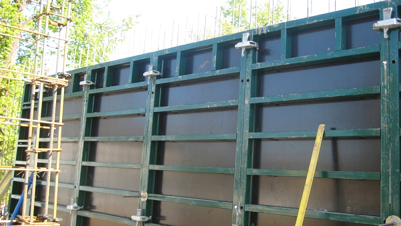 Комплект крупнощитовой опалубки на стройплощадке.