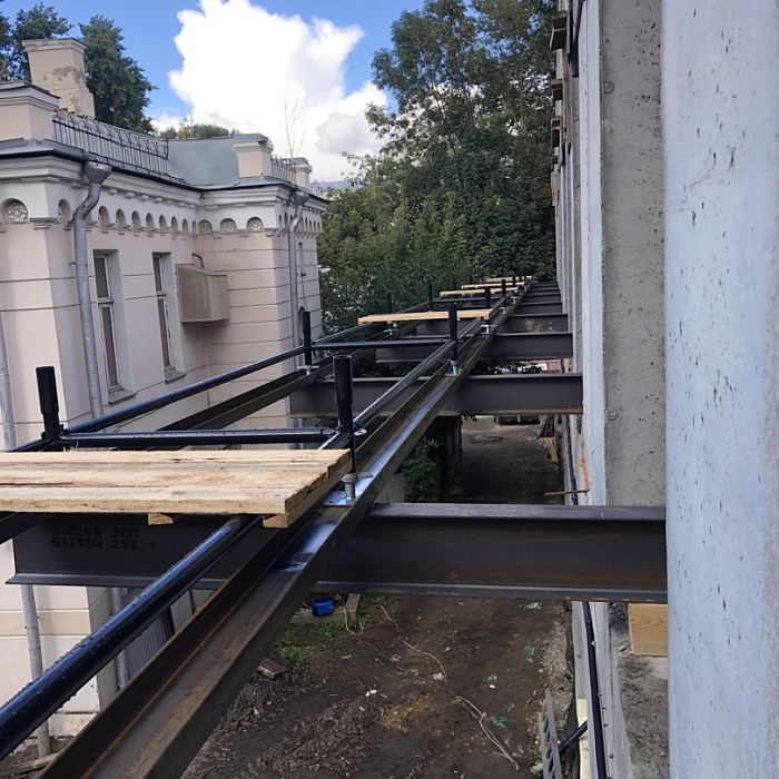 Выносные консоли на особо опасных участках фасада